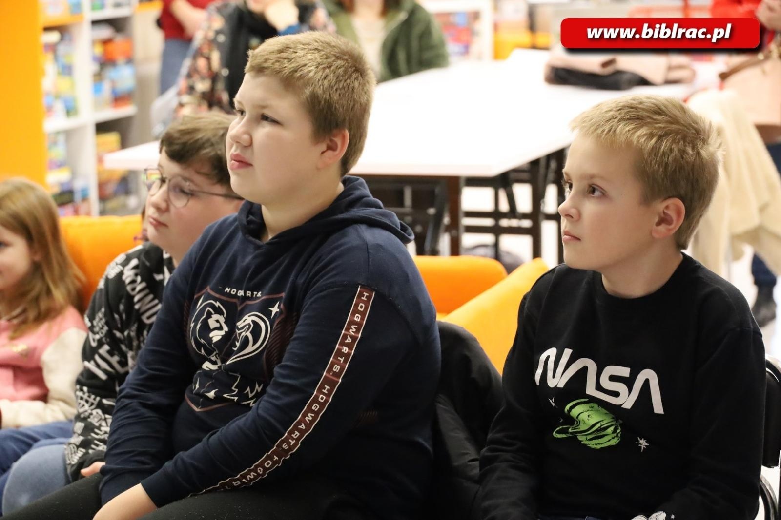 Zdjęcie w galerii na portalu naszraciborz.pl: Ponad 5 metrów wypożyczonych książek! W bibliotece podsumowano konkurs Książka na metry wiadomości z regionu