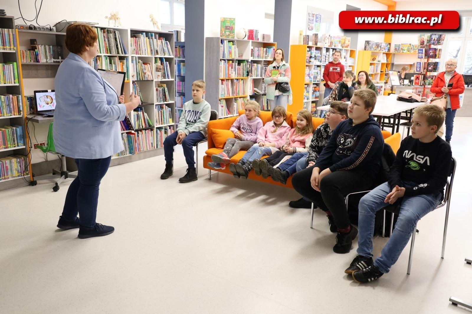 Zdjęcie w galerii na portalu naszraciborz.pl: Ponad 5 metrów wypożyczonych książek! W bibliotece podsumowano konkurs Książka na metry wiadomości z regionu