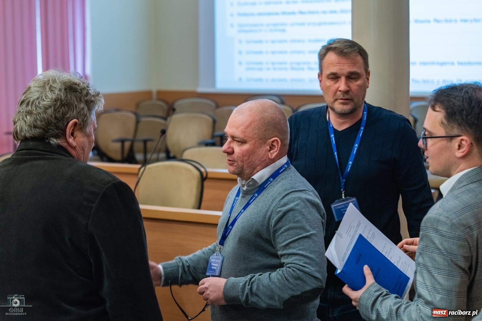 Zdjęcie w galerii na portalu naszraciborz.pl: Hałas, smród i brud. Mieszkańcy Ostroga przyszli ze skargą do radnych wiadomości z regionu