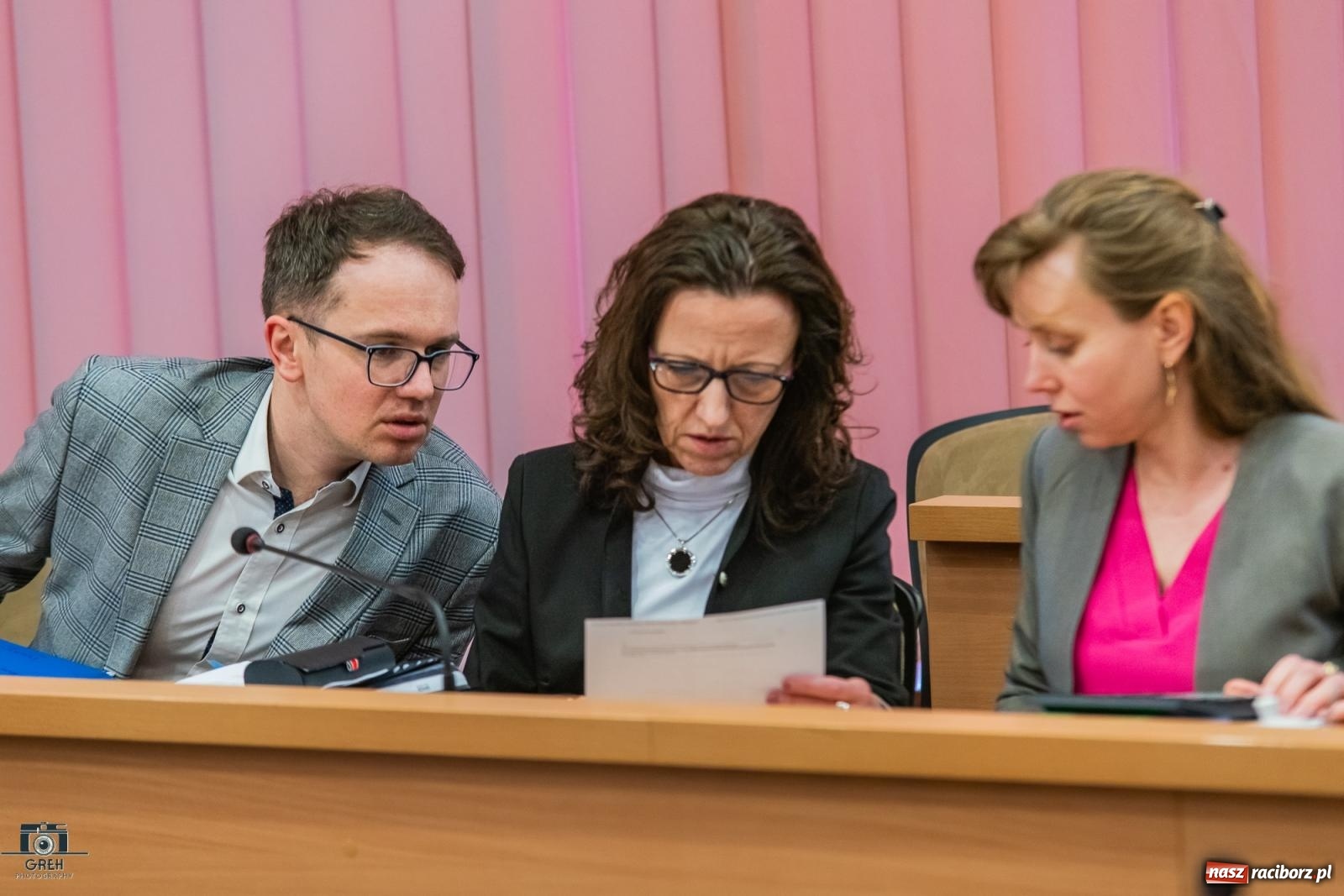 Zdjęcie w galerii na portalu naszraciborz.pl: Hałas, smród i brud. Mieszkańcy Ostroga przyszli ze skargą do radnych wiadomości z regionu