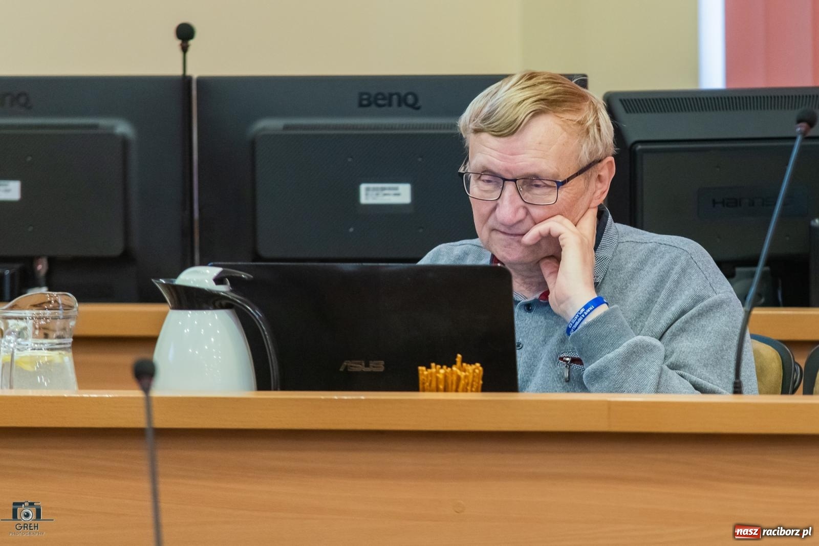 Zdjęcie w galerii na portalu naszraciborz.pl: Hałas, smród i brud. Mieszkańcy Ostroga przyszli ze skargą do radnych wiadomości z regionu