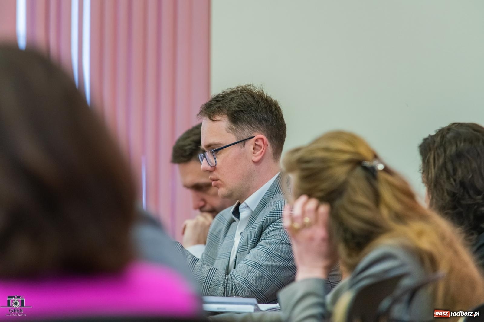 Zdjęcie w galerii na portalu naszraciborz.pl: Hałas, smród i brud. Mieszkańcy Ostroga przyszli ze skargą do radnych wiadomości z regionu