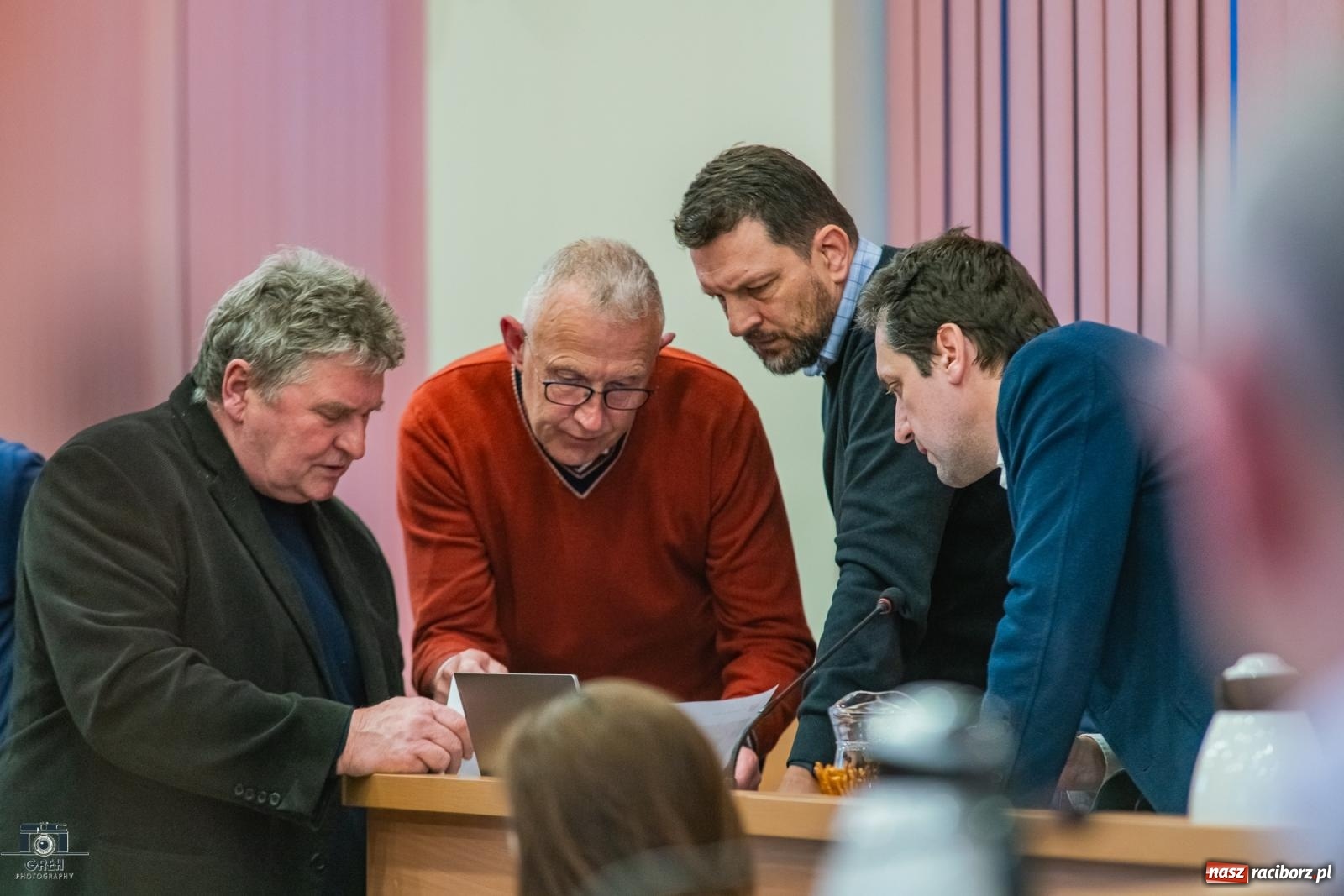 Zdjęcie w galerii na portalu naszraciborz.pl: Hałas, smród i brud. Mieszkańcy Ostroga przyszli ze skargą do radnych wiadomości z regionu