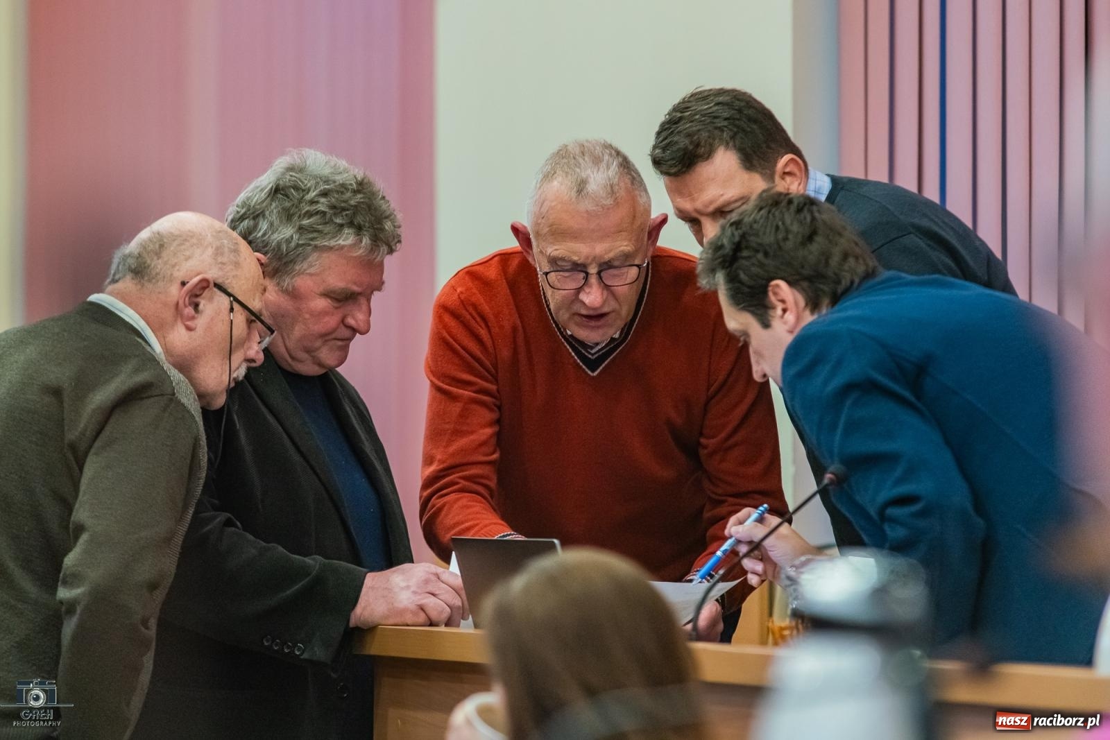 Zdjęcie w galerii na portalu naszraciborz.pl: Hałas, smród i brud. Mieszkańcy Ostroga przyszli ze skargą do radnych wiadomości z regionu