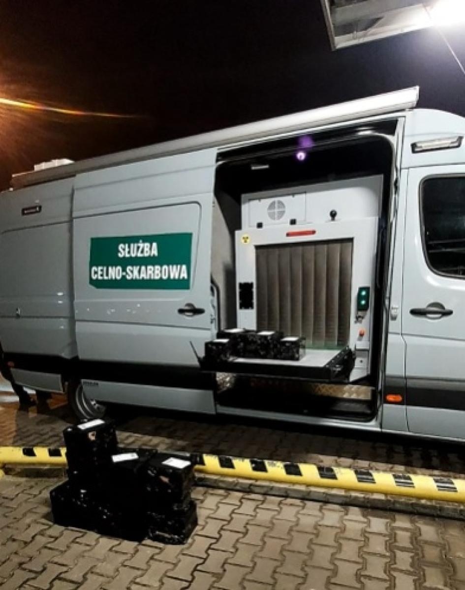 Zdjęcie w galerii na portalu naszraciborz.pl: Tak służby prześwietlają przesyłki pocztowe. Natrafili na kontrabandę wiadomości z regionu