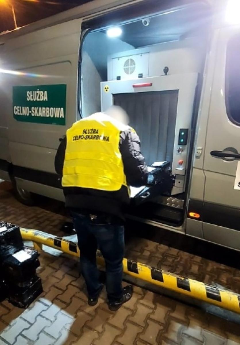 Zdjęcie w galerii na portalu naszraciborz.pl: Tak służby prześwietlają przesyłki pocztowe. Natrafili na kontrabandę wiadomości z regionu