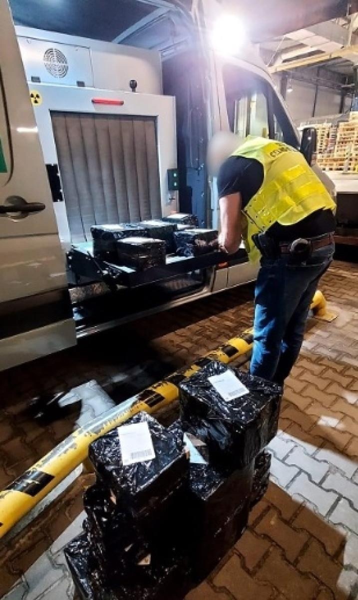 Zdjęcie w galerii na portalu naszraciborz.pl: Tak służby prześwietlają przesyłki pocztowe. Natrafili na kontrabandę wiadomości z regionu
