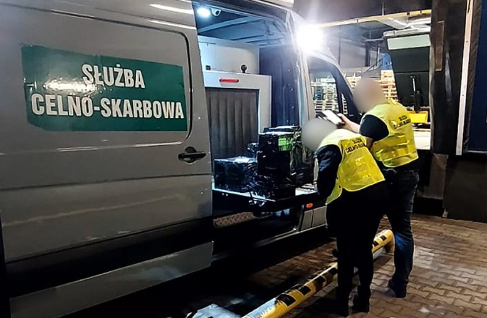 Zdjęcie w galerii na portalu naszraciborz.pl: Tak służby prześwietlają przesyłki pocztowe. Natrafili na kontrabandę wiadomości z regionu