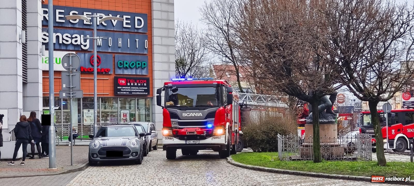 Zdjęcie w galerii na portalu naszraciborz.pl: Pięć zastępów w akcji przy Mickiewicza [FOTO] wiadomości z regionu