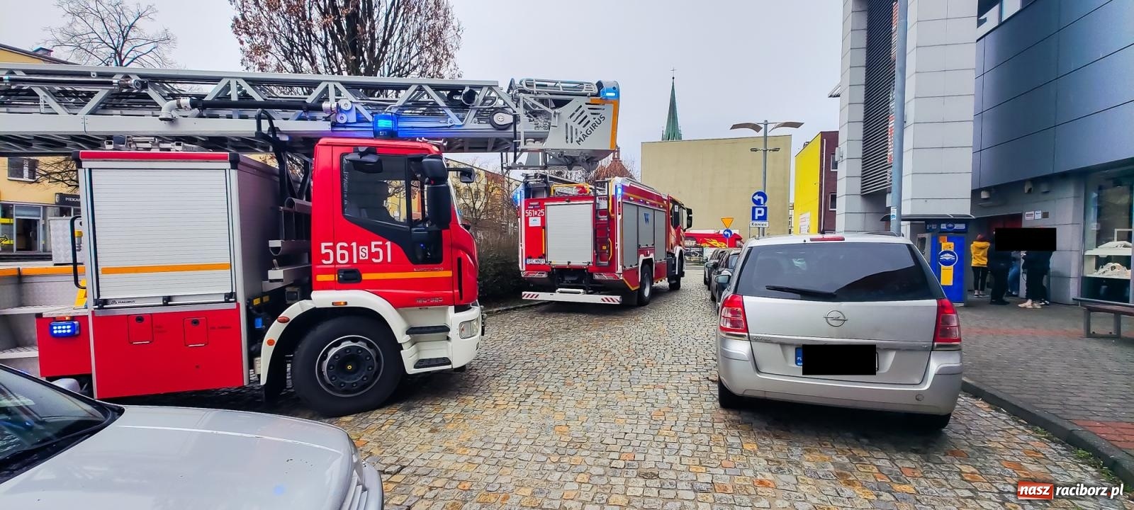 Zdjęcie w galerii na portalu naszraciborz.pl: Pięć zastępów w akcji przy Mickiewicza [FOTO] wiadomości z regionu