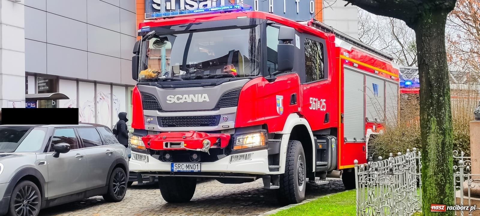 Zdjęcie w galerii na portalu naszraciborz.pl: Pięć zastępów w akcji przy Mickiewicza [FOTO] wiadomości z regionu
