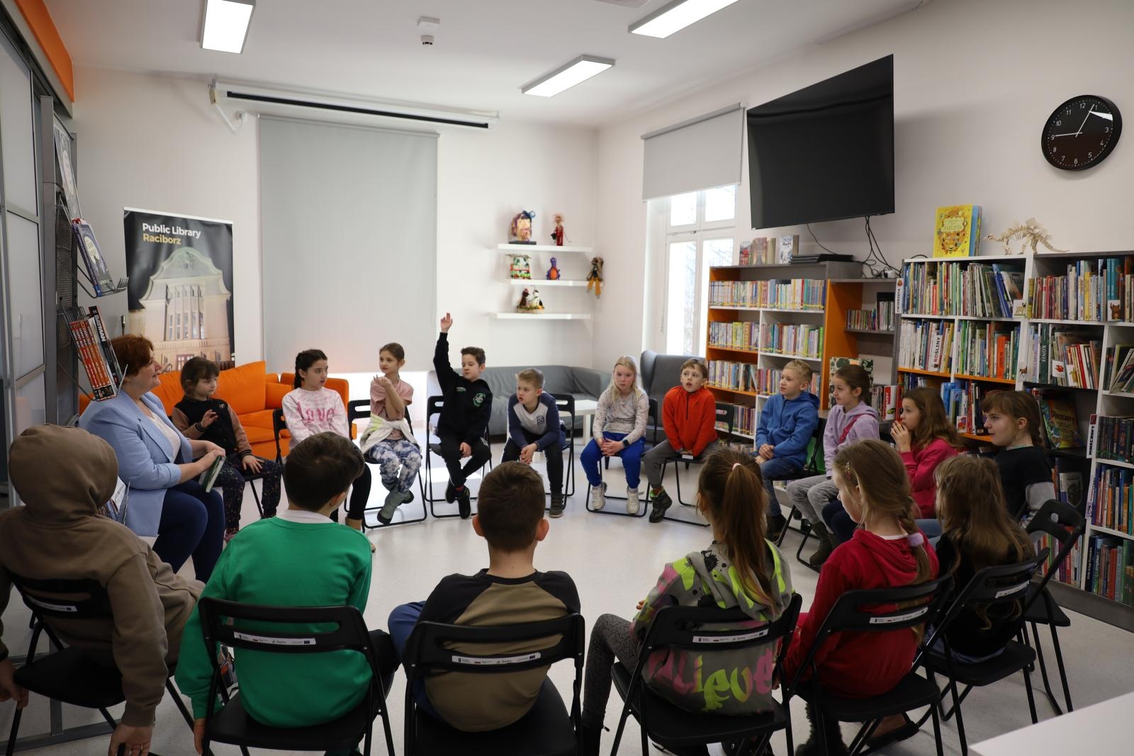 Zdjęcie w galerii na portalu naszraciborz.pl: Lekcje inne niż wszystkie, czyli zajęcia edukacyjne w raciborskiej bibliotece wiadomości z regionu