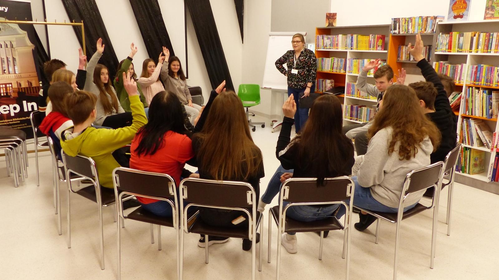 Zdjęcie w galerii na portalu naszraciborz.pl: Lekcje inne niż wszystkie, czyli zajęcia edukacyjne w raciborskiej bibliotece wiadomości z regionu