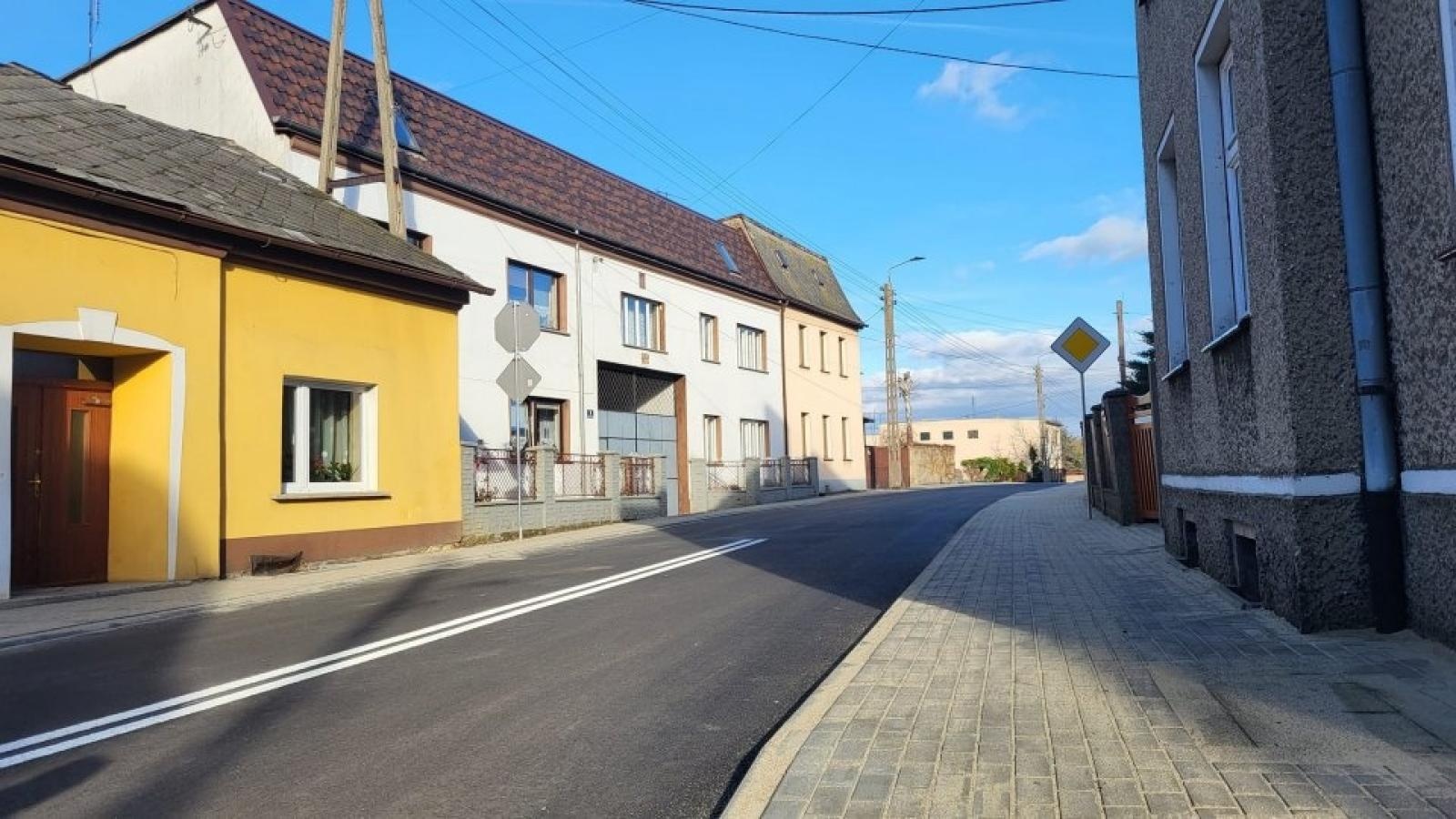 Zdjęcie w galerii na portalu naszraciborz.pl: W Krzanowicach zakończono remont Zawadzkiego i Sikorskiego wiadomości z regionu