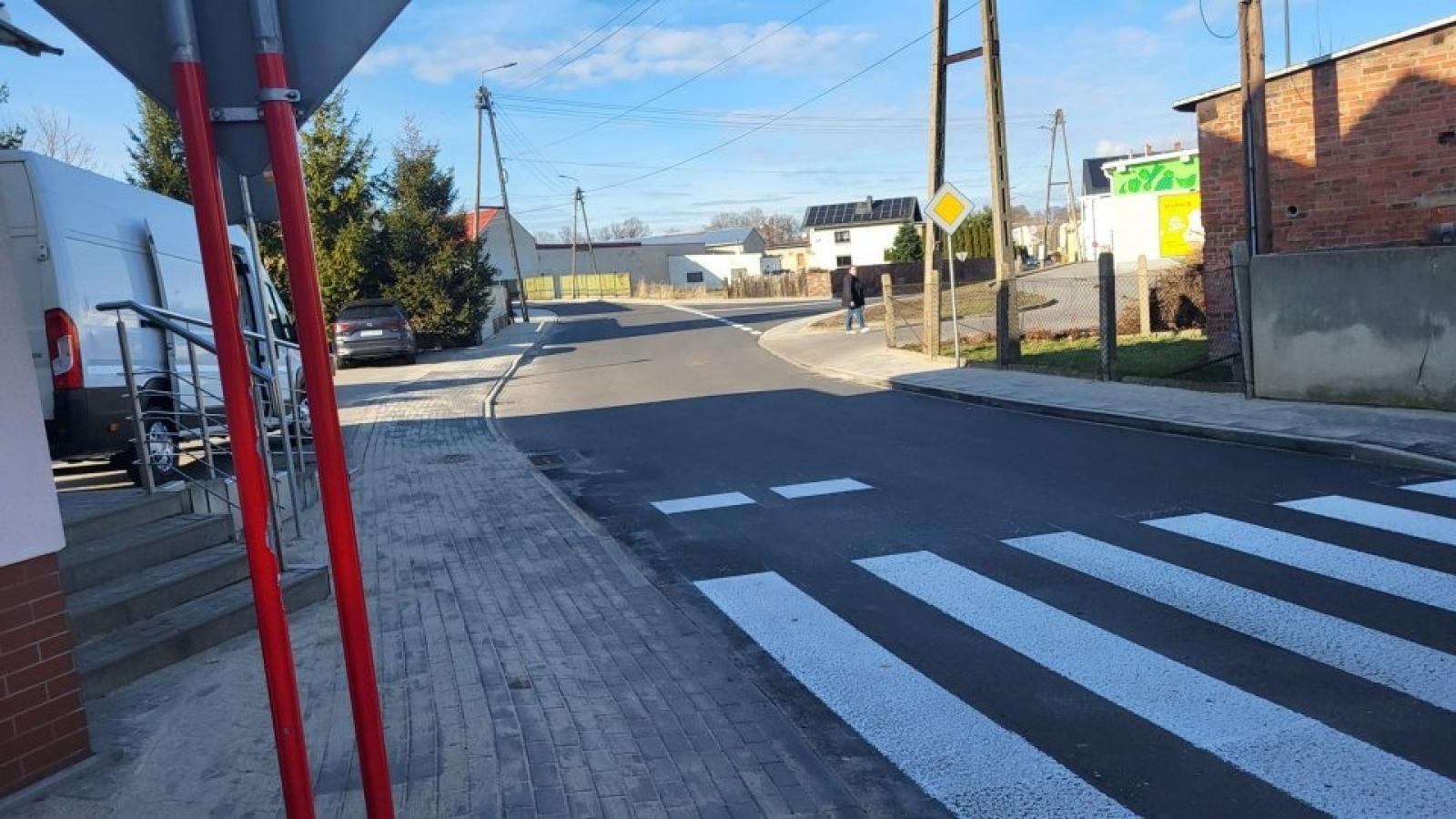 Zdjęcie w galerii na portalu naszraciborz.pl: W Krzanowicach zakończono remont Zawadzkiego i Sikorskiego wiadomości z regionu