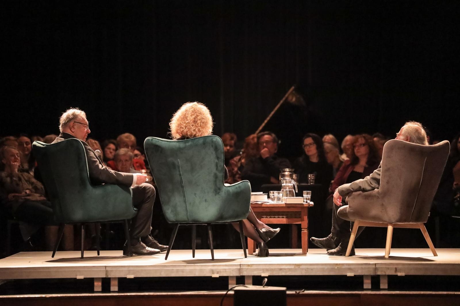 Zdjęcie w galerii na portalu naszraciborz.pl: Zanussi po raz kolejny w Raciborzu. Wokół książki Barbary Gruszki-Zych Moi ważni wiadomości z regionu