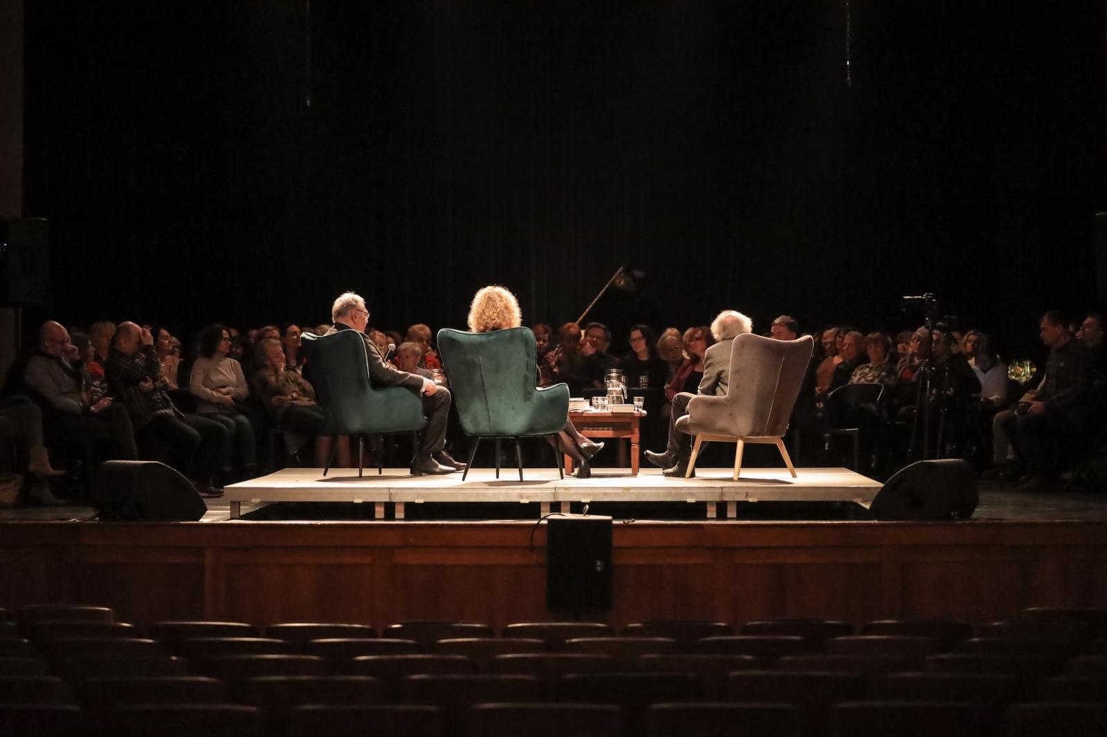 Zdjęcie w galerii na portalu naszraciborz.pl: Zanussi po raz kolejny w Raciborzu. Wokół książki Barbary Gruszki-Zych Moi ważni wiadomości z regionu