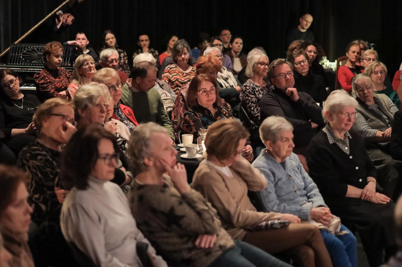 Zdjęcie w galerii na portalu naszraciborz.pl: Zanussi po raz kolejny w Raciborzu. Wokół książki Barbary Gruszki-Zych Moi ważni wiadomości z regionu
