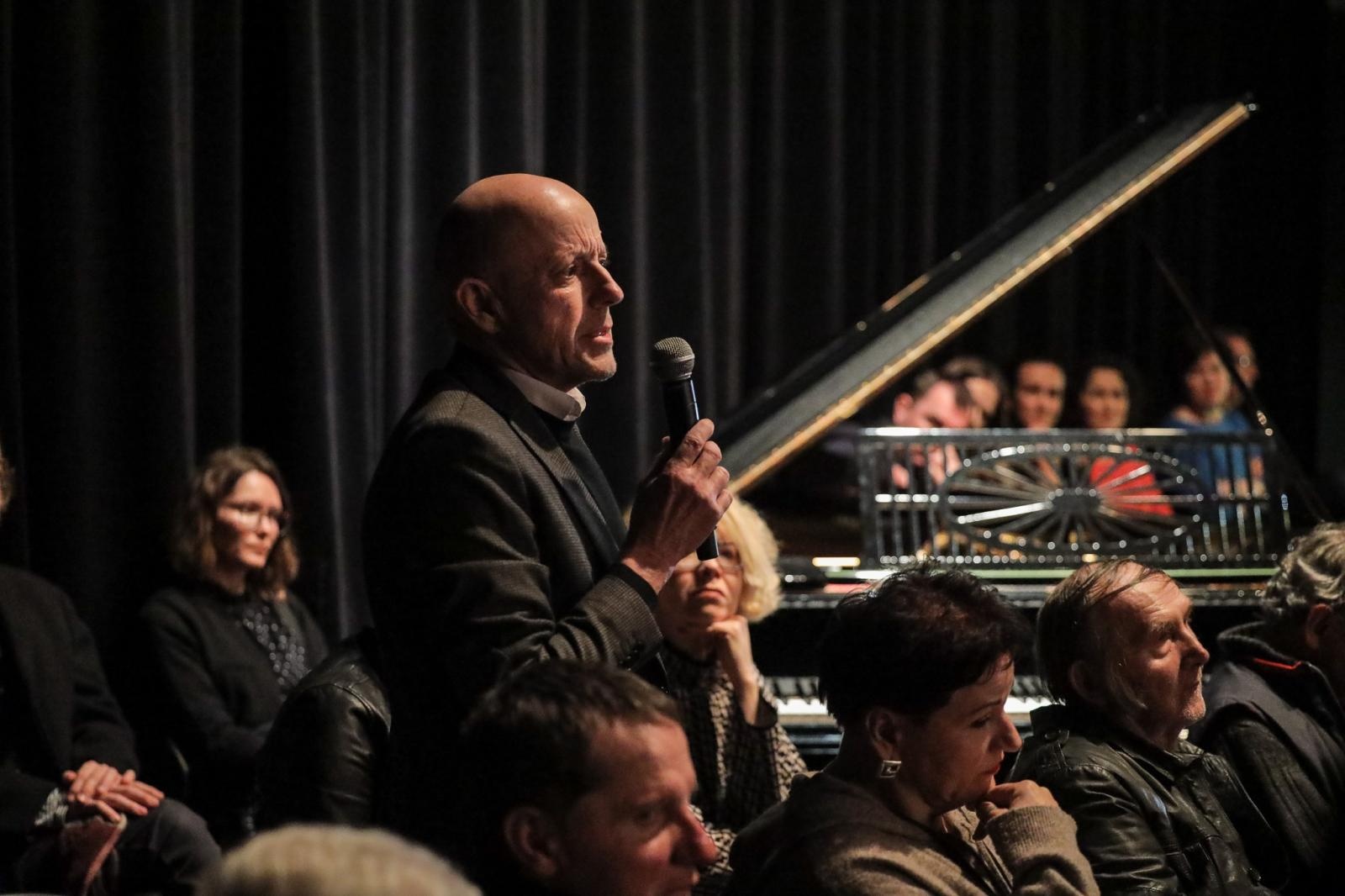 Zdjęcie w galerii na portalu naszraciborz.pl: Zanussi po raz kolejny w Raciborzu. Wokół książki Barbary Gruszki-Zych Moi ważni wiadomości z regionu