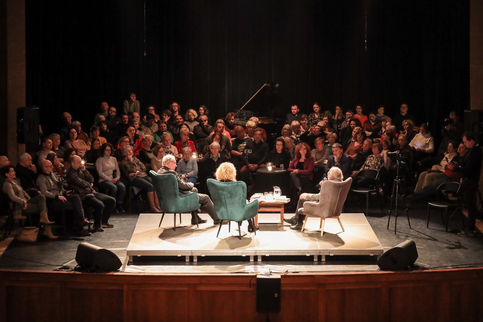 Zdjęcie w galerii na portalu naszraciborz.pl: Zanussi po raz kolejny w Raciborzu. Wokół książki Barbary Gruszki-Zych Moi ważni wiadomości z regionu