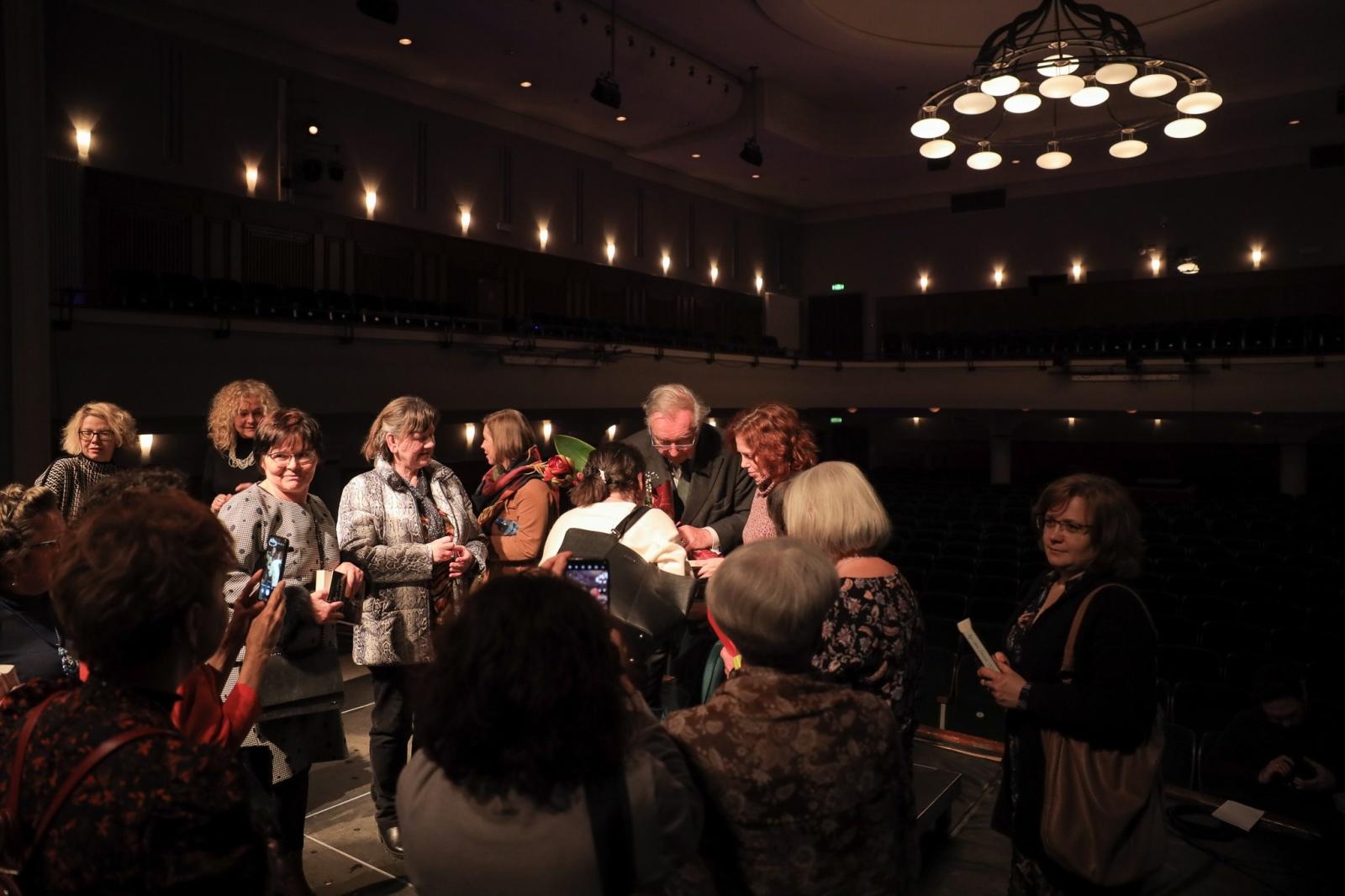 Zdjęcie w galerii na portalu naszraciborz.pl: Zanussi po raz kolejny w Raciborzu. Wokół książki Barbary Gruszki-Zych Moi ważni wiadomości z regionu