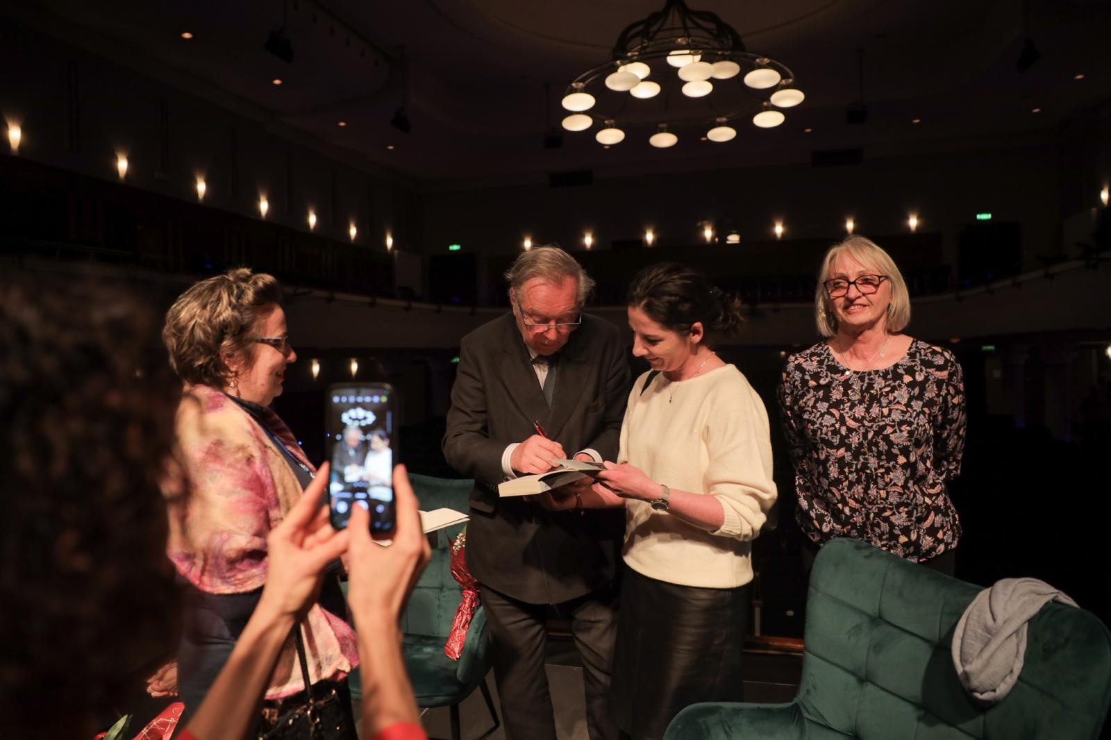 Zdjęcie w galerii na portalu naszraciborz.pl: Zanussi po raz kolejny w Raciborzu. Wokół książki Barbary Gruszki-Zych Moi ważni wiadomości z regionu