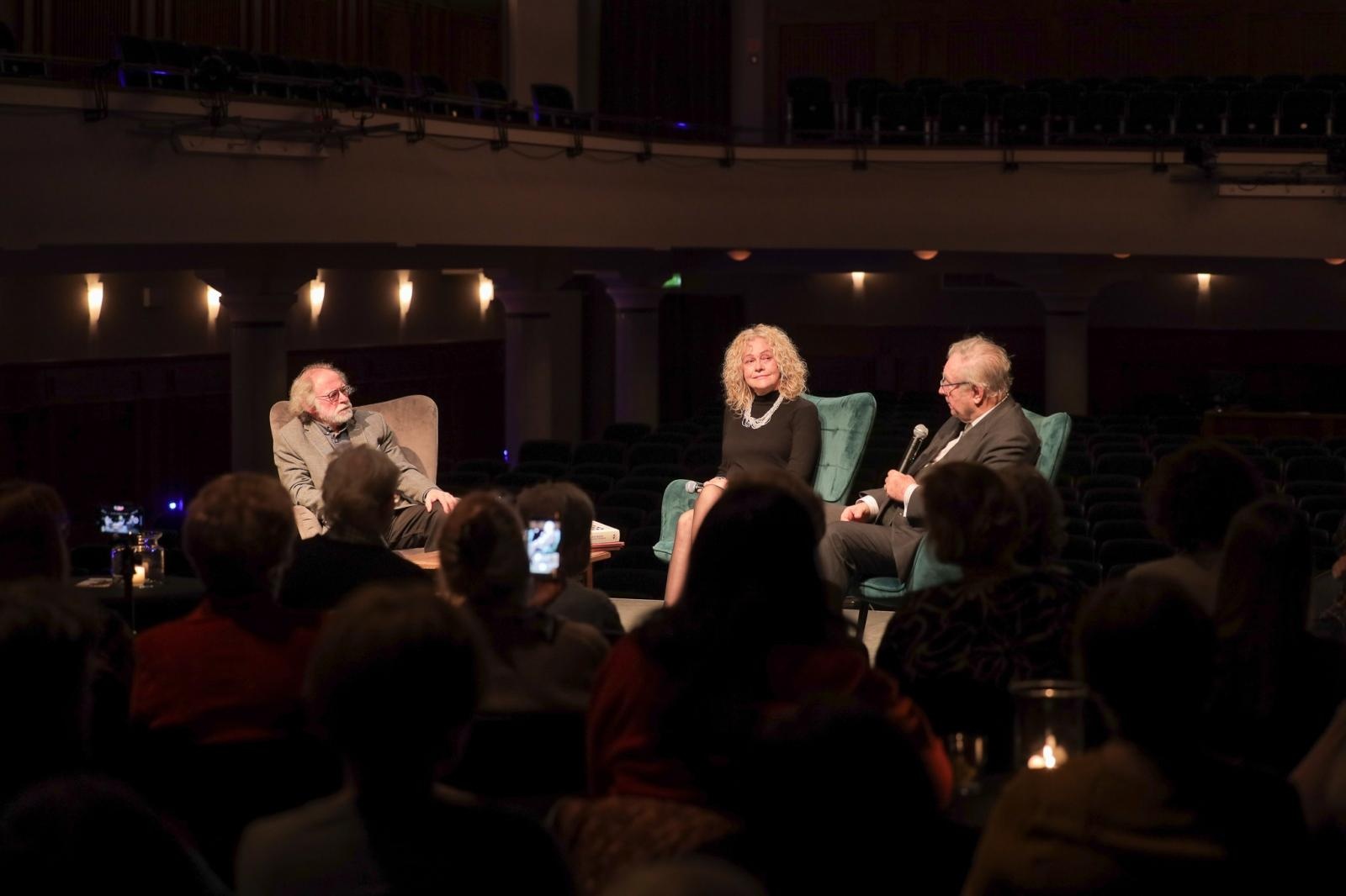 Zdjęcie w galerii na portalu naszraciborz.pl: Zanussi po raz kolejny w Raciborzu. Wokół książki Barbary Gruszki-Zych Moi ważni wiadomości z regionu