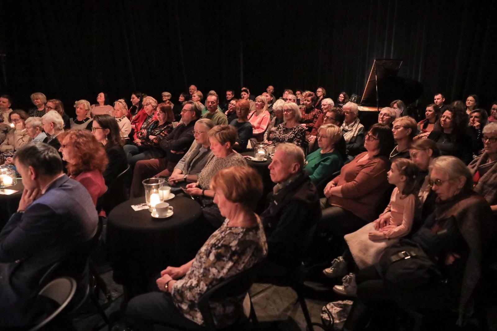 Zdjęcie w galerii na portalu naszraciborz.pl: Zanussi po raz kolejny w Raciborzu. Wokół książki Barbary Gruszki-Zych Moi ważni wiadomości z regionu