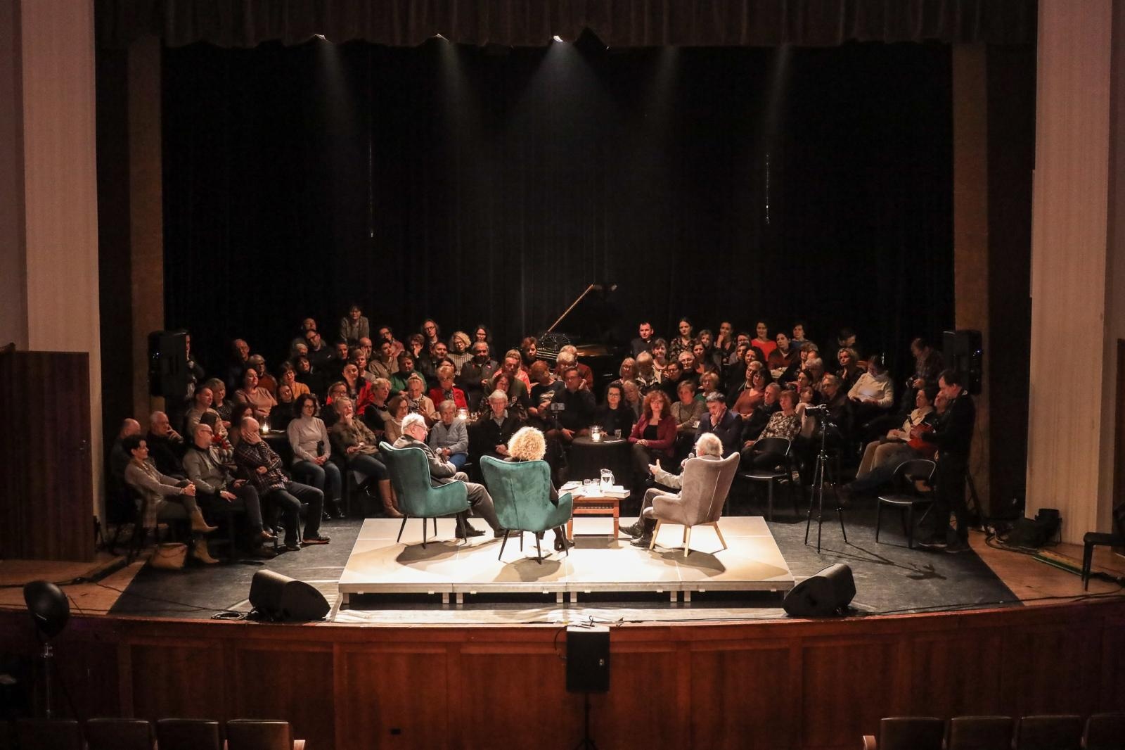 Zdjęcie w galerii na portalu naszraciborz.pl: Zanussi po raz kolejny w Raciborzu. Wokół książki Barbary Gruszki-Zych Moi ważni wiadomości z regionu