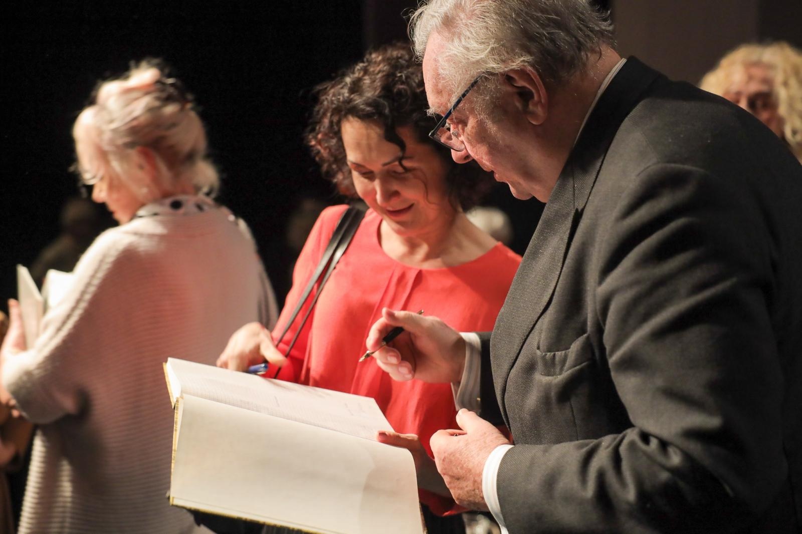 Zdjęcie w galerii na portalu naszraciborz.pl: Zanussi po raz kolejny w Raciborzu. Wokół książki Barbary Gruszki-Zych Moi ważni wiadomości z regionu