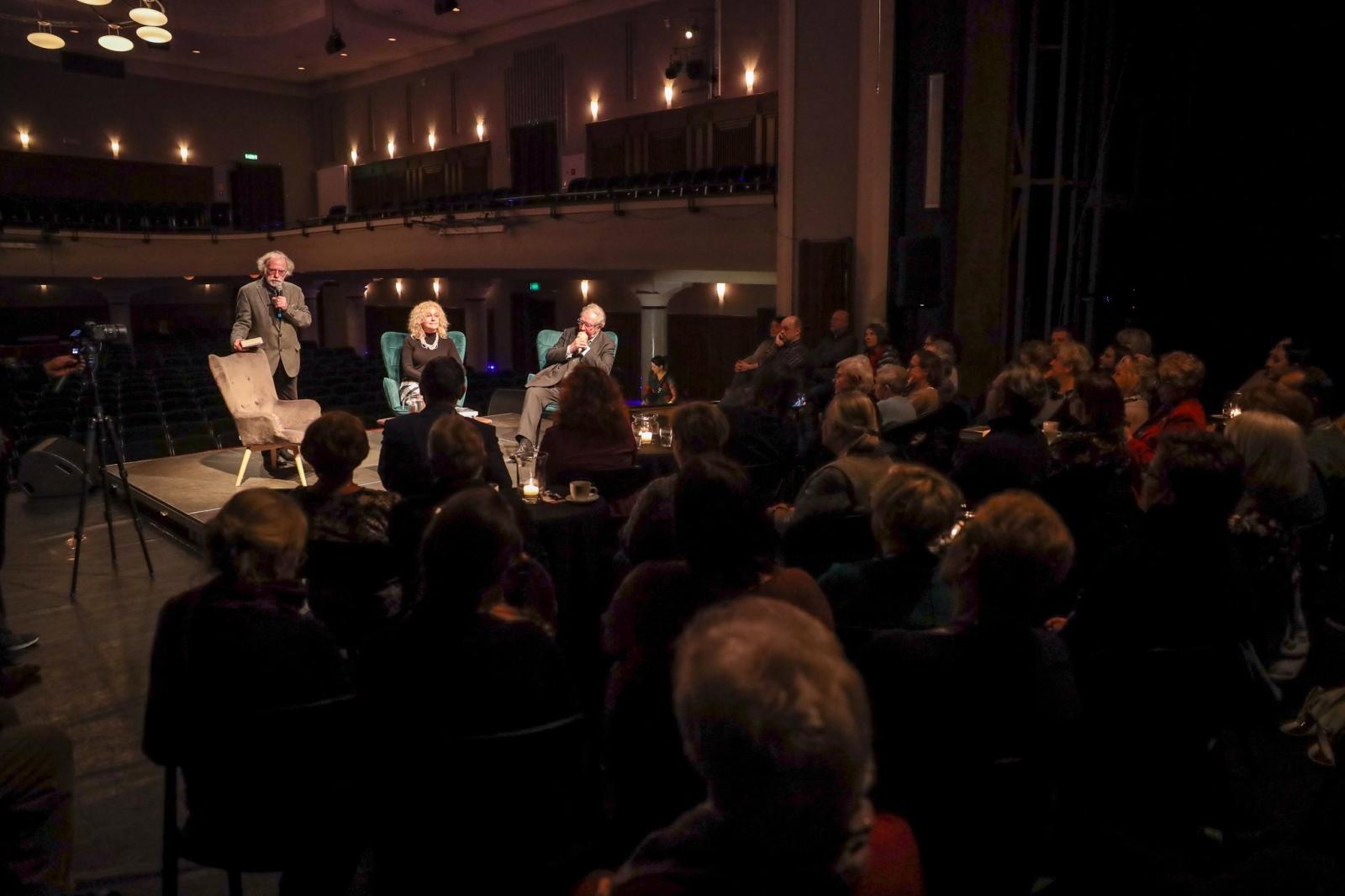 Zdjęcie w galerii na portalu naszraciborz.pl: Zanussi po raz kolejny w Raciborzu. Wokół książki Barbary Gruszki-Zych Moi ważni wiadomości z regionu