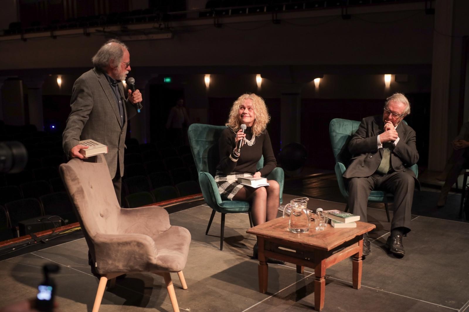 Zdjęcie w galerii na portalu naszraciborz.pl: Zanussi po raz kolejny w Raciborzu. Wokół książki Barbary Gruszki-Zych Moi ważni wiadomości z regionu