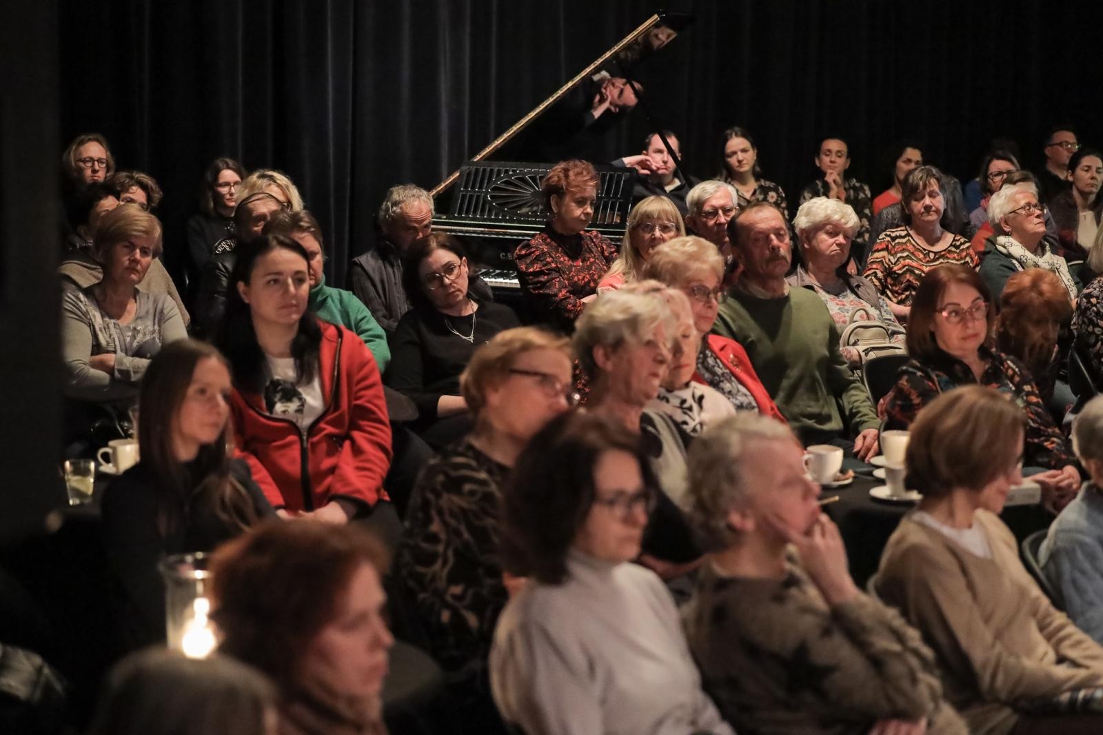 Zdjęcie w galerii na portalu naszraciborz.pl: Zanussi po raz kolejny w Raciborzu. Wokół książki Barbary Gruszki-Zych Moi ważni wiadomości z regionu