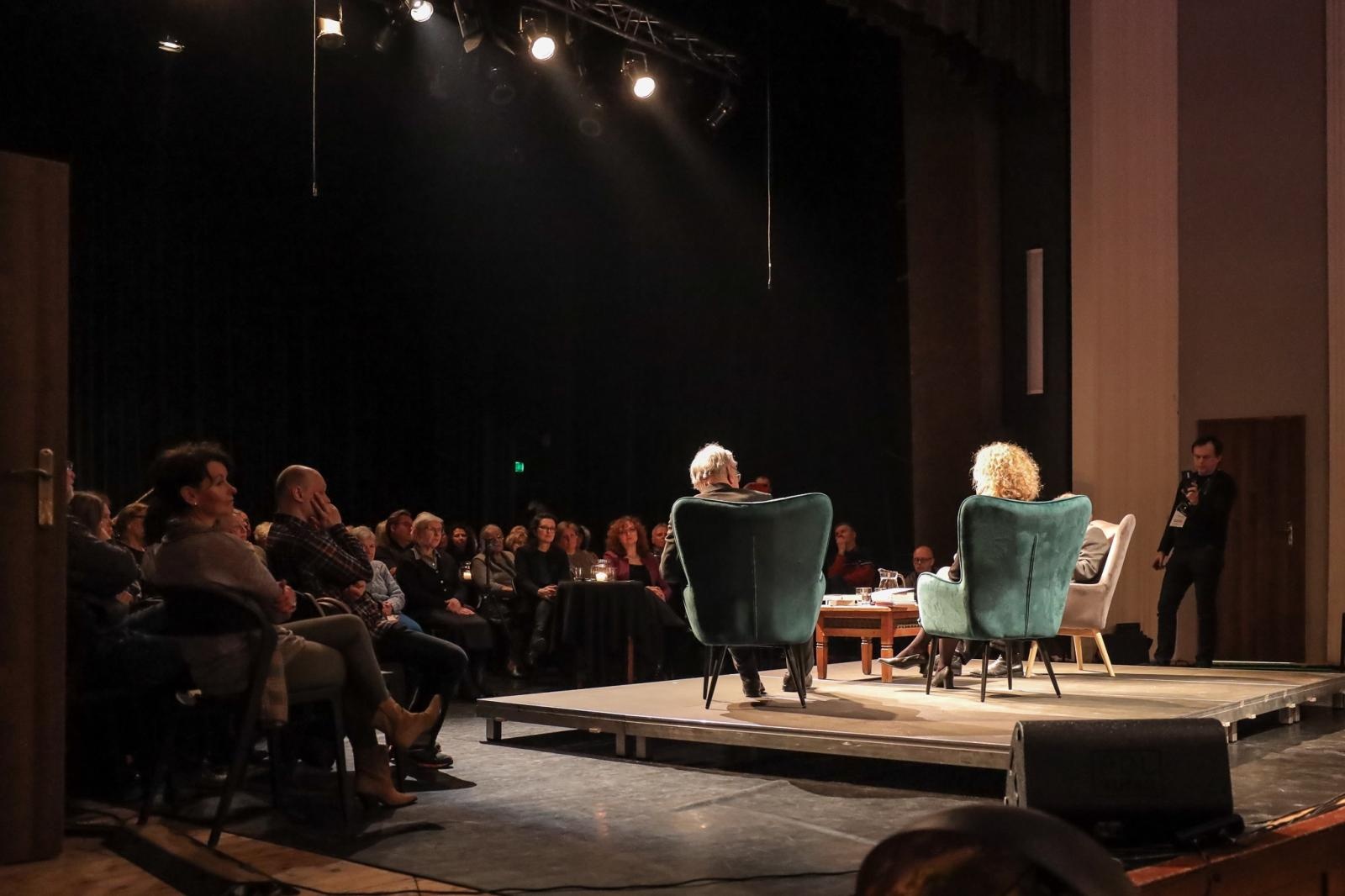 Zdjęcie w galerii na portalu naszraciborz.pl: Zanussi po raz kolejny w Raciborzu. Wokół książki Barbary Gruszki-Zych Moi ważni wiadomości z regionu