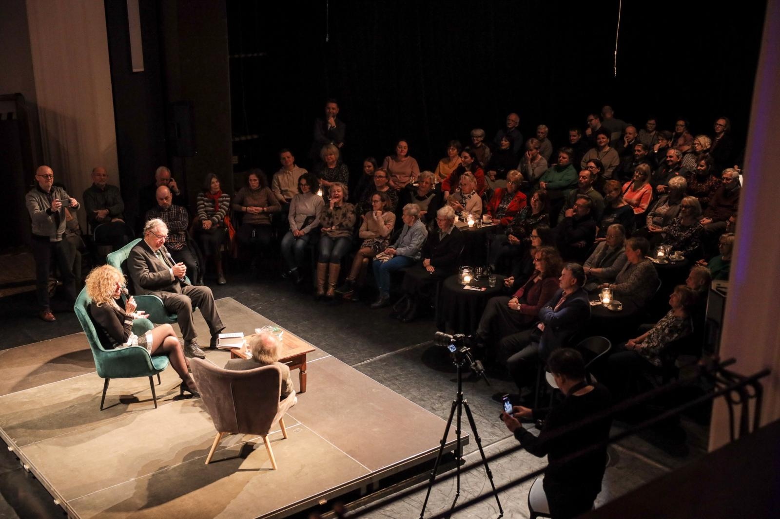 Zdjęcie w galerii na portalu naszraciborz.pl: Zanussi po raz kolejny w Raciborzu. Wokół książki Barbary Gruszki-Zych Moi ważni wiadomości z regionu