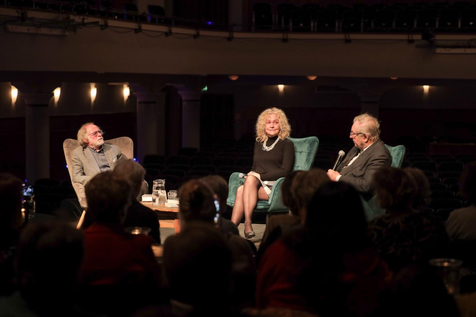 Zdjęcie w galerii na portalu naszraciborz.pl: Zanussi po raz kolejny w Raciborzu. Wokół książki Barbary Gruszki-Zych Moi ważni wiadomości z regionu