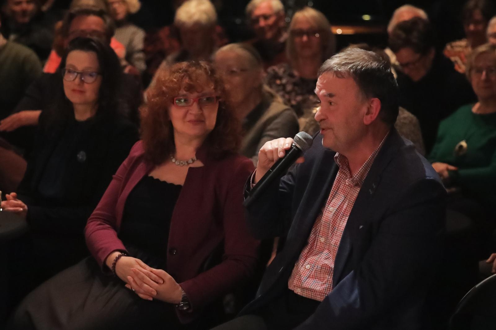 Zdjęcie w galerii na portalu naszraciborz.pl: Zanussi po raz kolejny w Raciborzu. Wokół książki Barbary Gruszki-Zych Moi ważni wiadomości z regionu