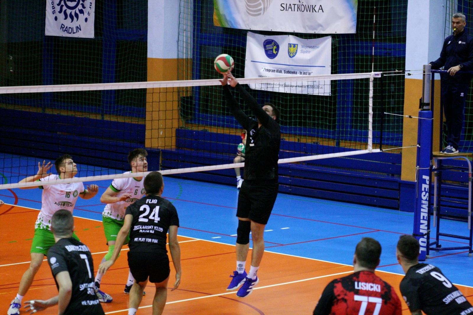 Zdjęcie w galerii na portalu naszraciborz.pl: Radliński mur za twardy dla siatkarzy z Raciborza wiadomości z regionu