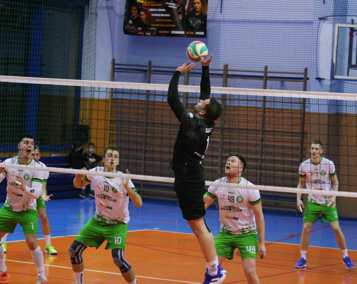 Zdjęcie w galerii na portalu naszraciborz.pl: Radliński mur za twardy dla siatkarzy z Raciborza wiadomości z regionu