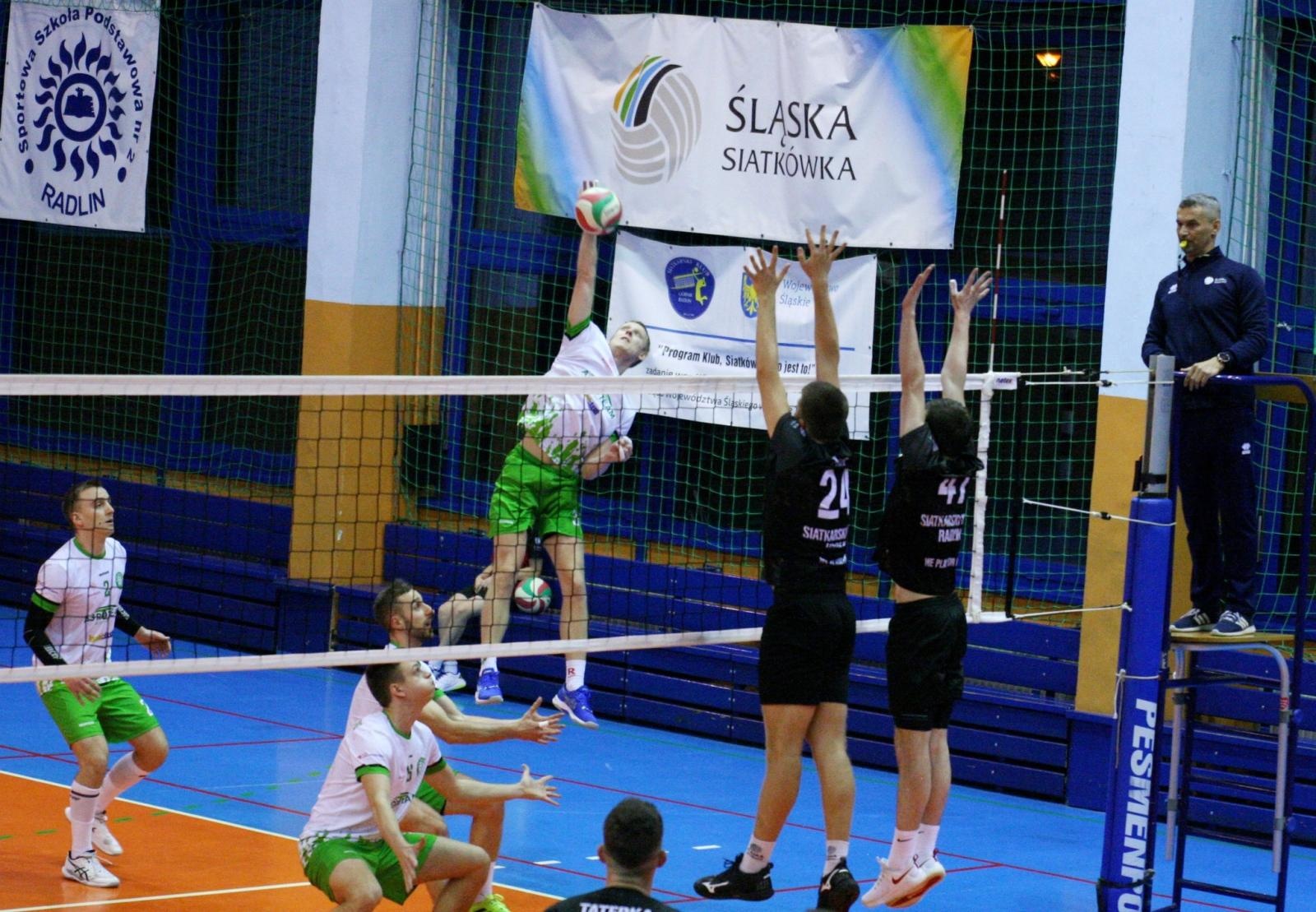 Zdjęcie w galerii na portalu naszraciborz.pl: Radliński mur za twardy dla siatkarzy z Raciborza wiadomości z regionu
