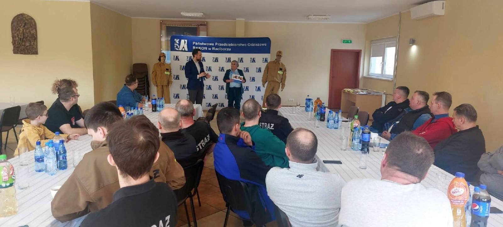 Zdjęcie w galerii na portalu naszraciborz.pl: Raciborska firma chce ubierać strażaków ochotników w całej Polsce wiadomości z regionu