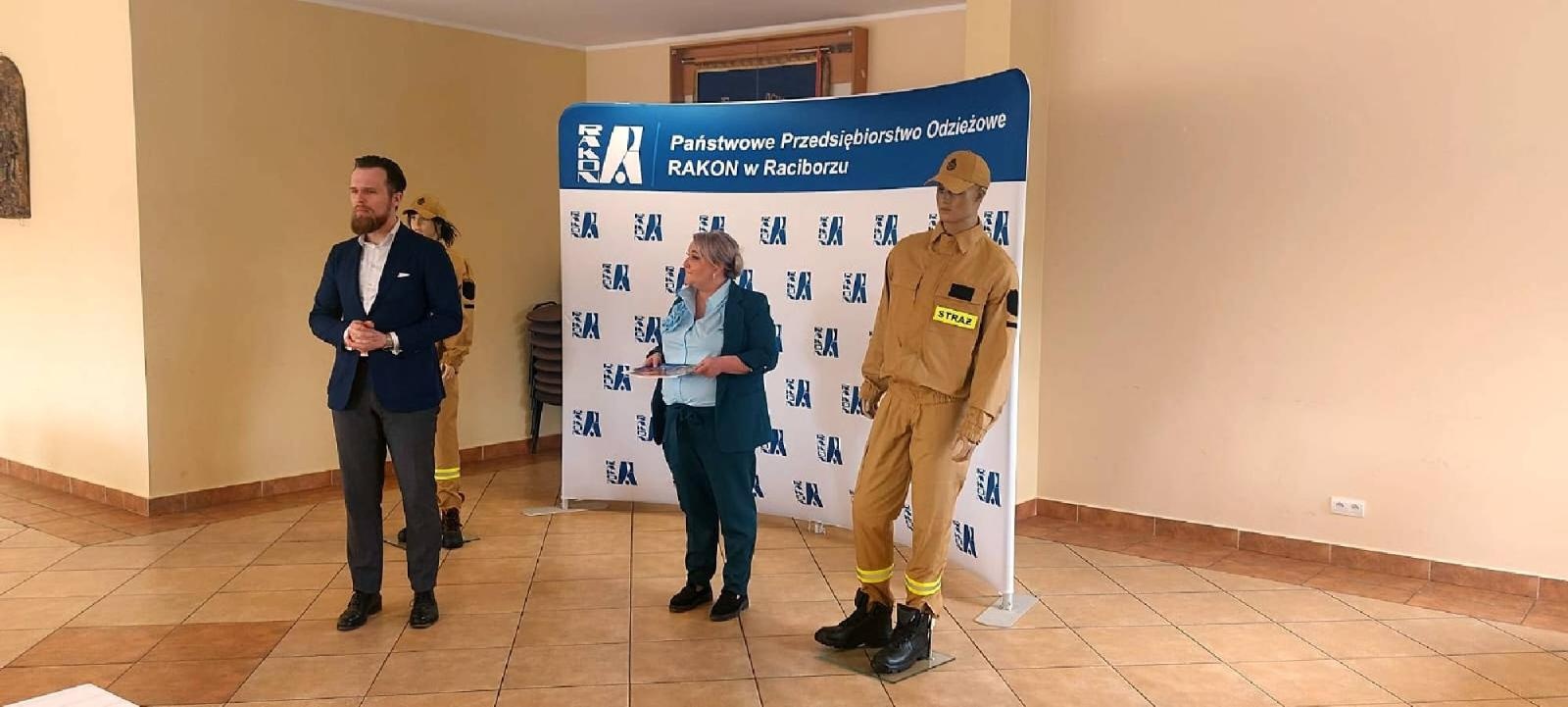 Zdjęcie w galerii na portalu naszraciborz.pl: Raciborska firma chce ubierać strażaków ochotników w całej Polsce wiadomości z regionu