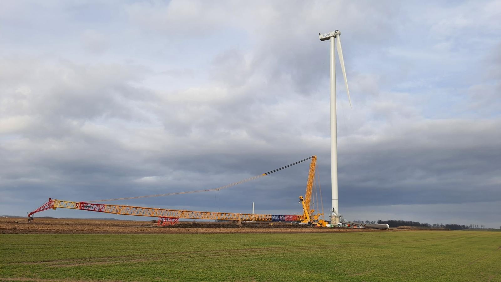 Zdjęcie w galerii na portalu naszraciborz.pl: Farma wiatrowa Racibórz. Pierwsze wiatraki już stoją [FOTO] wiadomości z regionu
