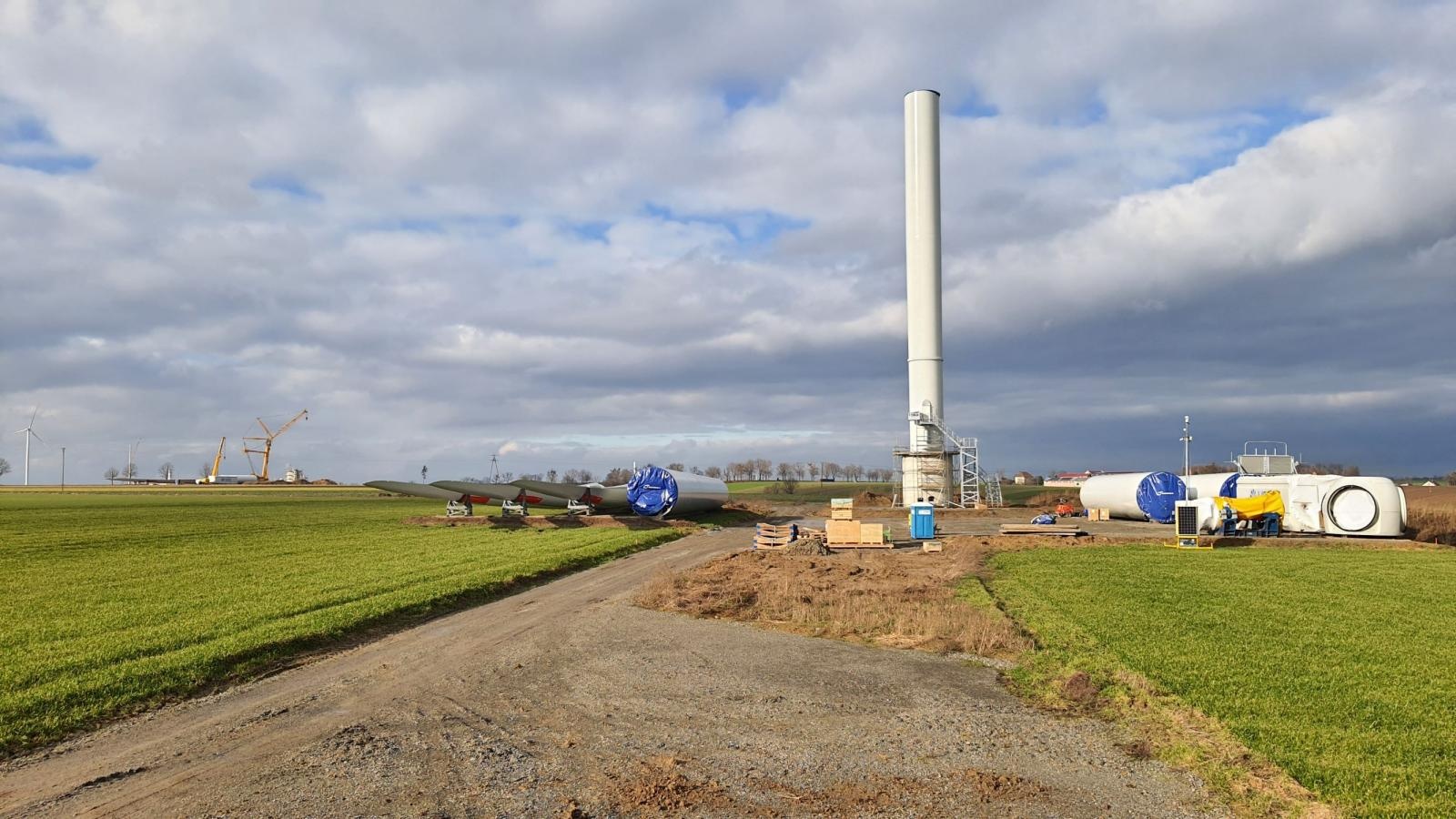 Zdjęcie w galerii na portalu naszraciborz.pl: Farma wiatrowa Racibórz. Pierwsze wiatraki już stoją [FOTO] wiadomości z regionu