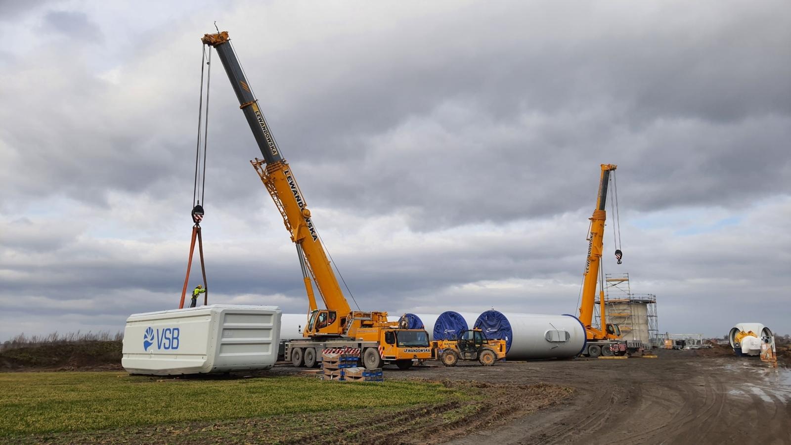 Zdjęcie w galerii na portalu naszraciborz.pl: Farma wiatrowa Racibórz. Pierwsze wiatraki już stoją [FOTO] wiadomości z regionu