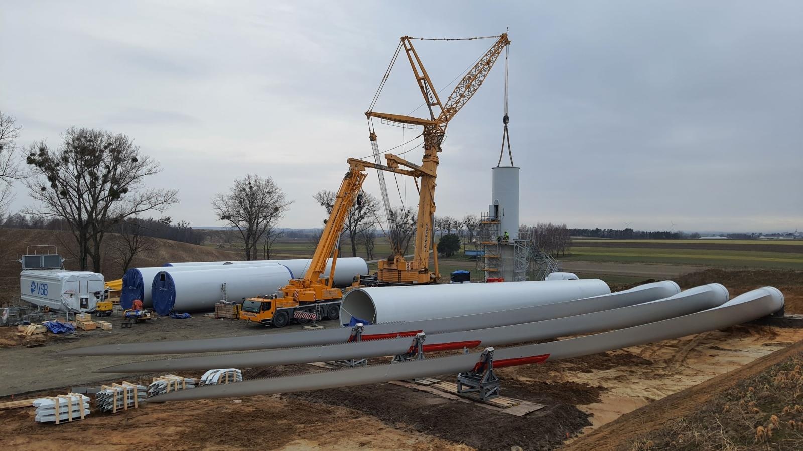 Zdjęcie w galerii na portalu naszraciborz.pl: Farma wiatrowa Racibórz. Pierwsze wiatraki już stoją [FOTO] wiadomości z regionu