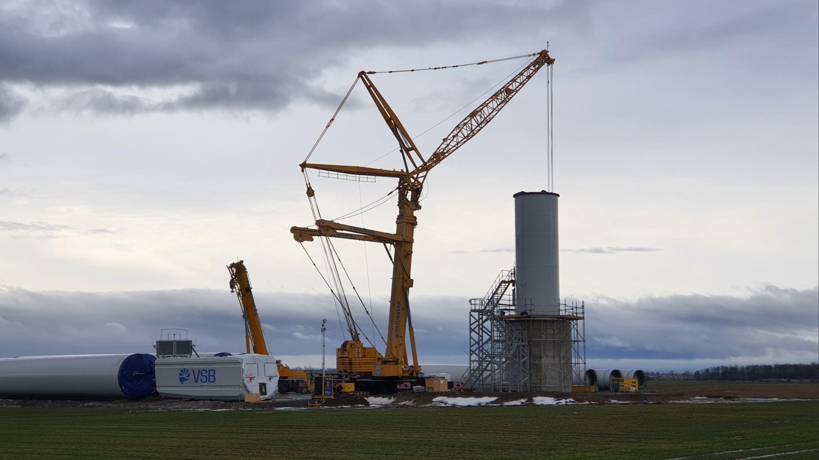 Zdjęcie w galerii na portalu naszraciborz.pl: Farma wiatrowa Racibórz. Pierwsze wiatraki już stoją [FOTO] wiadomości z regionu