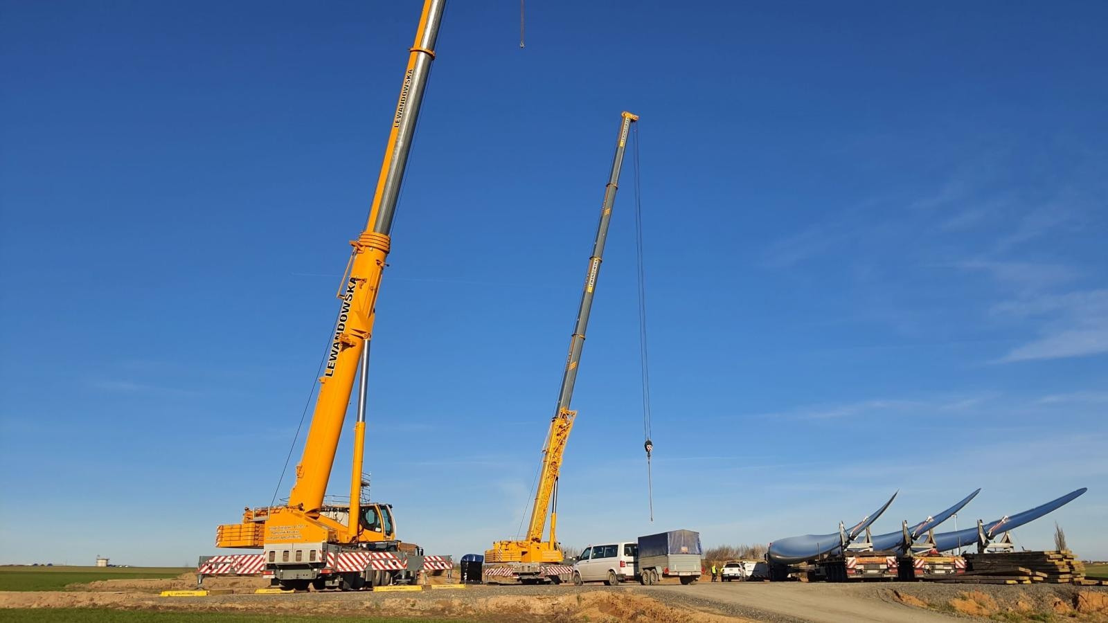 Zdjęcie w galerii na portalu naszraciborz.pl: Farma wiatrowa Racibórz. Pierwsze wiatraki już stoją [FOTO] wiadomości z regionu