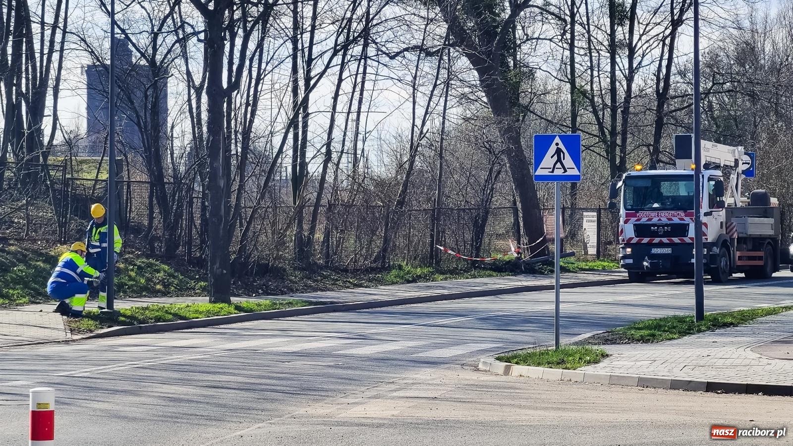 Zdjęcie w galerii na portalu naszraciborz.pl: Zasnął za kierownicą i skosił latarnię wiadomości z regionu