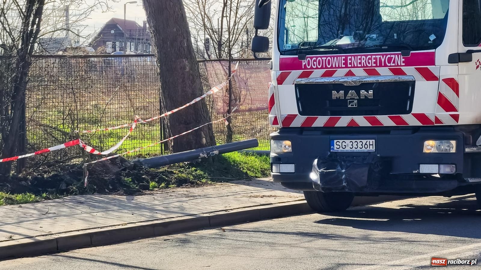 Zdjęcie w galerii na portalu naszraciborz.pl: Zasnął za kierownicą i skosił latarnię wiadomości z regionu